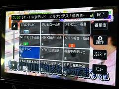 【純正ナビ】フルセグテレビやブルートゥース接続、ＤＶＤ再生など多彩な機能を併せ持っており、インパネ周りがすっきりしてますね！ 3