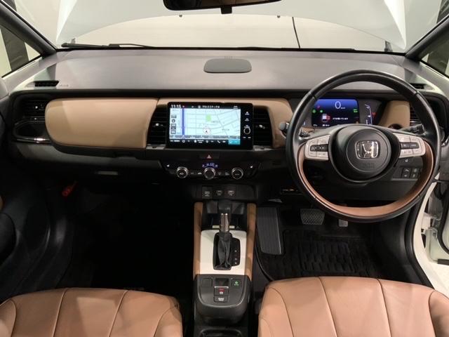 フィット ｅ：ＨＥＶリュクス　Ｈ　ＳＥＮＳＩＮＧ　革シ－ト　最長５年保証　ワンオーナー　純正ナビ　ＴＶ　Ｒカメラ　ＢＴオ－ディオ　ドラレコ　ＥＴＣ　ＬＥＤライト　ＶＳＡ　シートヒーター　クルコン　アルミ　フォグ　スマートキー（9枚目）