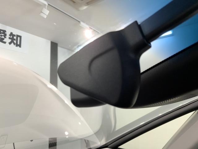 フィット ｅ：ＨＥＶリュクス　Ｈ　ＳＥＮＳＩＮＧ　革シ－ト　最長５年保証　ワンオーナー　純正ナビ　ＴＶ　Ｒカメラ　ＢＴオ－ディオ　ドラレコ　ＥＴＣ　ＬＥＤライト　ＶＳＡ　シートヒーター　クルコン　アルミ　フォグ　スマートキー（12枚目）