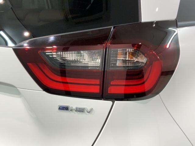 フィット ｅ：ＨＥＶリュクス　Ｈ　ＳＥＮＳＩＮＧ　革シ－ト　最長５年保証　ワンオーナー　純正ナビ　ＴＶ　Ｒカメラ　ＢＴオ－ディオ　ドラレコ　ＥＴＣ　ＬＥＤライト　ＶＳＡ　シートヒーター　クルコン　アルミ　フォグ　スマートキー（45枚目）