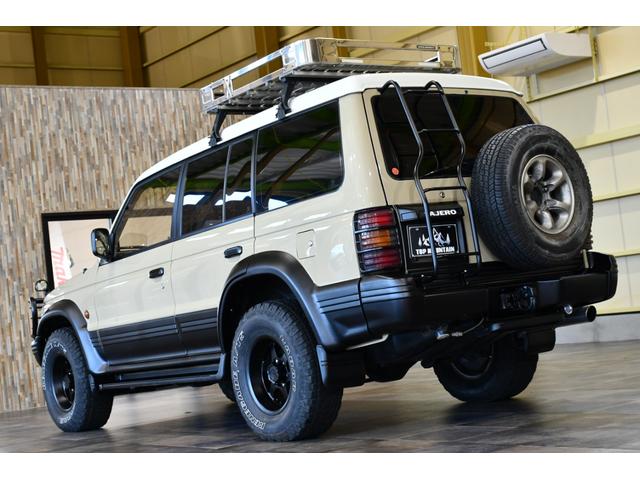 パジェロ ワイド　エクシード　切替４ＷＤ　ベージュ全塗装　サンルーフ　ルーフキャリア　アイバワークスルーフラック　グリルガード　ＥＮＫＥＩ１６インチＡＷ　リアラダー　ＰＩＡＡフロントフォグ　背面タイヤ　社外ステアリング　ＥＴＣ（10枚目）