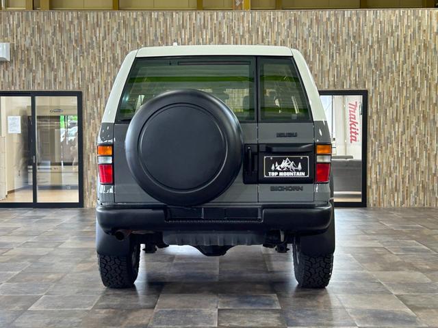 ビッグホーン パールリミテッド　プレジール　切替４ＷＤ　５人乗り　グレー×ルーフホワイト全塗装　リフトアップ　ジムライン２　１６インチ　ジオランダーＸ－ＡＴタイヤ　社外ナビ　ワンセグ　Ｂｌｕｅｔｏｏｔｈ　ＥＴＣ　クルコン（13枚目）