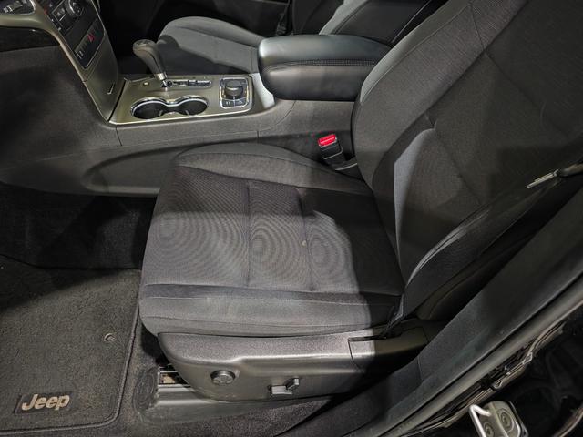 ジープ・グランドチェロキー ラレード　４ＷＤ　純正ブラックアウトホイール　電動シート　ＥＴＣ　バックカメラ　サイドカメラ　フロントカメラ　ＨＤＤナビ（31枚目）