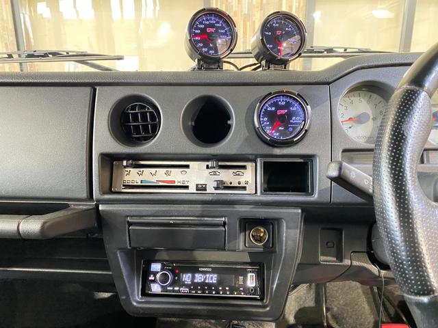 ジムニー 　５ＭＴ　３インチリフトアップ　ＲＳプロダクトブローオフバルブ　ブーストスプリング　社外マフラー　オートゲージ製油温・ブースト・油圧計　燃料タンクガード　アルミ削り出しエアコンパネル　前後社外バンパー（32枚目）