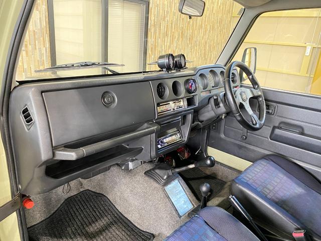 ジムニー 　５ＭＴ　３インチリフトアップ　ＲＳプロダクトブローオフバルブ　ブーストスプリング　社外マフラー　オートゲージ製油温・ブースト・油圧計　燃料タンクガード　アルミ削り出しエアコンパネル　前後社外バンパー（73枚目）