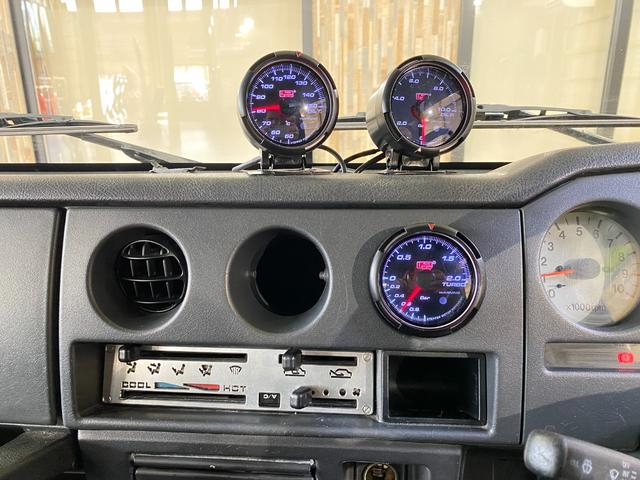 ジムニー 　５ＭＴ　３インチリフトアップ　ＲＳプロダクトブローオフバルブ　ブーストスプリング　社外マフラー　オートゲージ製油温・ブースト・油圧計　燃料タンクガード　アルミ削り出しエアコンパネル　前後社外バンパー（76枚目）