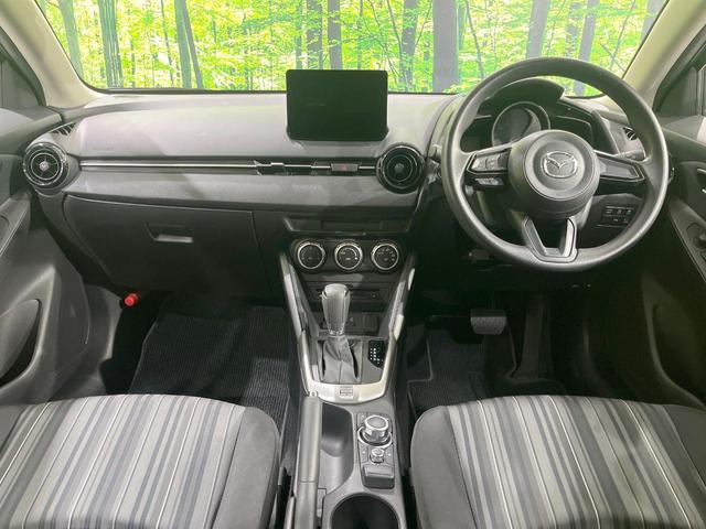 MAZDA2 15S スマートエディション 純正8型ナビ 全周囲カメラ 衝突被害軽減システム 禁煙車 ドラレコ コーナーセンサー スマートキー ビルトインETC オートライト オートエアコン Bluetooth CD DVD再生 フルセグ(2枚目)