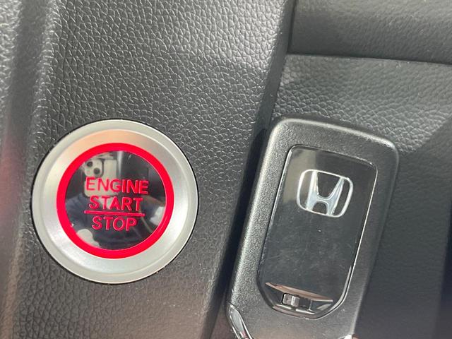 【Ｈｏｎｄａスマートキー】カバンやポケットに入れたままでもドアの施錠・解錠が可能なスマートキーを装備。エンジンのオン・オフ時もカギを取り出す必要が無いからとっても便利です♪
