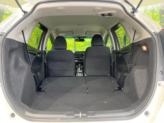 普段のお買い物や通勤、送迎等に十分な荷室スペースを確保しております。セカンドシートを倒すと、大きな荷物の積載も可能です♪