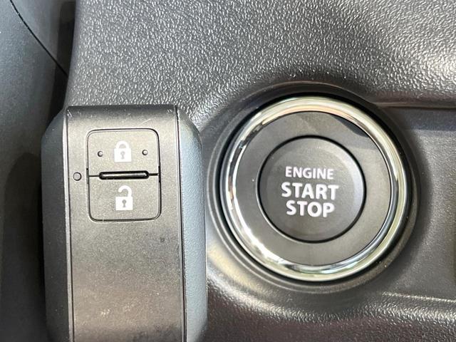 【キーレススタートシステム】カバンやポケットに入れたままでもドアの施錠・解錠が可能なスマートキーを装備。エンジンのオン・オフ時もカギを取り出す必要が無いからとっても便利です♪