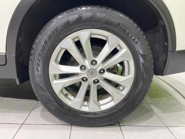 エクストレイル ２０Ｘ　ハイブリッド　エマージェンシーブレーキＰ　全周囲カメラ　衝突被害軽減システム　禁煙車　電動リアゲート　ドラレコ　スマートキー　ＬＥＤヘッド　ビルトインＥＴＣ　クルコン　純正１７インチアルミ　車線逸脱警報　オートライト（28枚目）