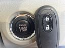 【キーレススタートシステム】カバンやポケットに入れたままでもドアの施錠・解錠が可能なスマートキーを装備。エンジンのオン・オフ時もカギを取り出す必要が無いからとっても便利です♪