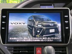 【純正１０型ナビ】人気の純正ナビを装備しております。ナビの使いやすさはもちろん、オーディオ機能も充実！キャンプや旅行はもちろん、通勤や買い物など普段のドライブも楽しくなるはず♪ 3