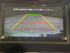 【バックカメラ】駐車時に後方がリアルタイム映像で確認できます。大型商業施設や立体駐車場での駐車時や、夜間のバック時に大活躍！運転スキルに関わらず、今や必須となった装備のひとつです！ 4