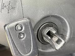 【キーフリーシステム】カバンやポケットに入れたままでもドアの施錠・解錠が可能なスマートキーを装備。エンジンのオン・オフ時もカギを取り出す必要が無いからとっても便利です♪ 3