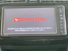 【純正ナビ】人気の純正ナビを装備しております。ナビの使いやすさはもちろん、オーディオ機能も充実！キャンプや旅行はもちろん、通勤や買い物など普段のドライブも楽しくなるはず♪ 3