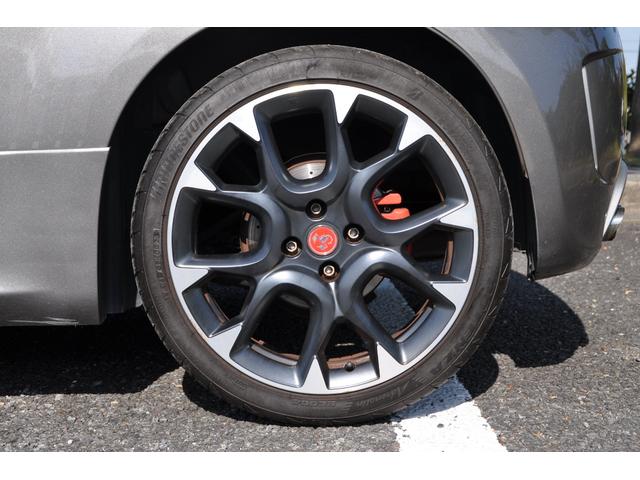 アバルト595 コンペティツィオーネ 5速マニュアル、レコードモンツァマフラー、純正17インチAW、レッドブレーキキャリパー、HIDヘッドライト、ETC、ドアバイザー、前後フォグランプ、ステアリングリモコン、キーレス(18枚目)