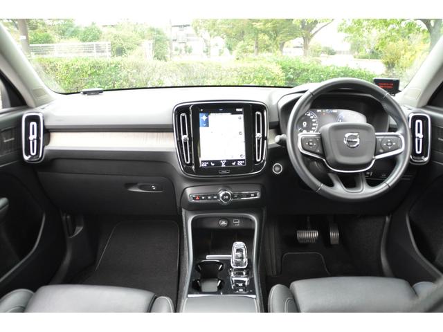 ＸＣ４０ Ｔ４　ＡＷＤ　インスクリプション　ブラックレザーシート／３６０°カメラ／Ｈａｒｍａｎｋａｒｄｏｎ／純正ナビ／フルセグＴＶ／ＡｐｐｌｅＣａｒＰｌａｙ／クルーズコントロール／シートヒーター／ステアリングヒーター／パワーバックドア／（3枚目）