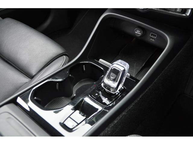 ＸＣ４０ Ｔ４　ＡＷＤ　インスクリプション　ブラックレザーシート／３６０°カメラ／Ｈａｒｍａｎｋａｒｄｏｎ／純正ナビ／フルセグＴＶ／ＡｐｐｌｅＣａｒＰｌａｙ／クルーズコントロール／シートヒーター／ステアリングヒーター／パワーバックドア／（6枚目）