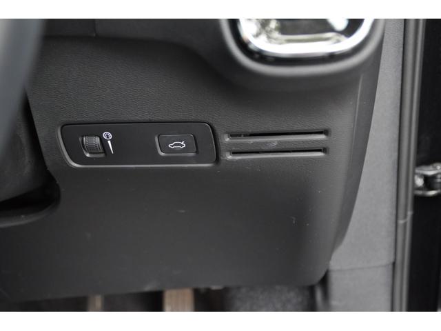 ＸＣ４０ Ｔ４　ＡＷＤ　インスクリプション　ブラックレザーシート／３６０°カメラ／Ｈａｒｍａｎｋａｒｄｏｎ／純正ナビ／フルセグＴＶ／ＡｐｐｌｅＣａｒＰｌａｙ／クルーズコントロール／シートヒーター／ステアリングヒーター／パワーバックドア／（42枚目）