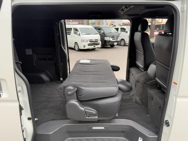 TOYOTA HIACE VAN SUPER GL DARK PRIME II | 2022 | PEARL WHITE TOYOTA HIACE VAN SUPER GL DARK PRIME II | 2022 | PEARL WHITE
