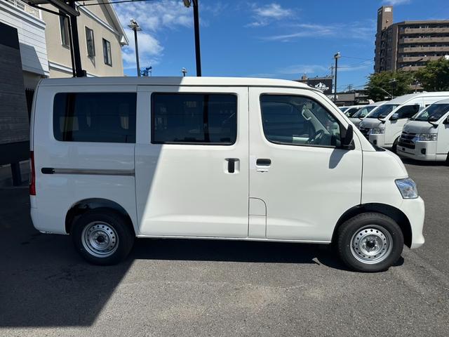 タウンエースバン GL 登録済未使用車/4WD/衝突軽減ブレーキ/純正ホイール/コーナーセンサー/アイドリングストップ/キーレスエントリー/助手席エアバッグ/パワーウインドウ/横滑り防止装置/ヘッドライトレベライザー(17枚目)