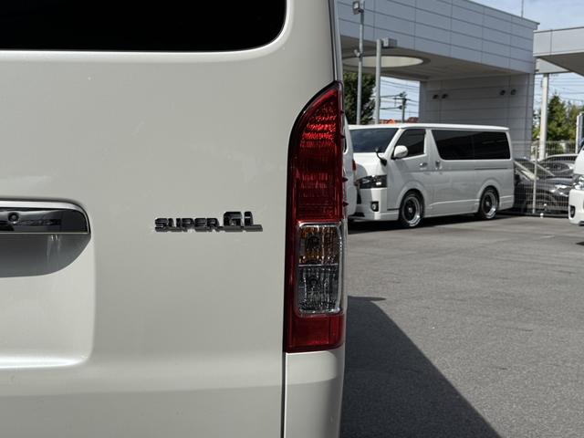 ハイエースバン スーパーＧＬ　ダークプライム　４ＷＤ／１６インチアルミホイール／ベッドキット／社外足廻り／ＧＲ８センターコンソール／フロントエアロ／純正ナビ（30枚目）