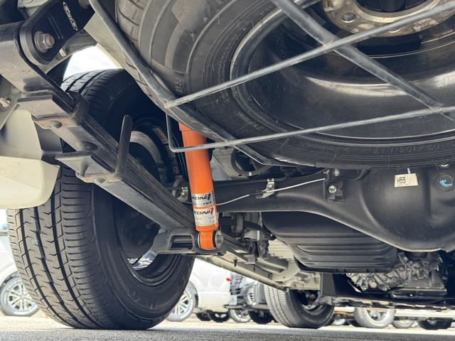 ハイエースバン スーパーＧＬ　ダークプライム　４ＷＤ／１６インチアルミホイール／ベッドキット／社外足廻り／ＧＲ８センターコンソール／フロントエアロ／純正ナビ（32枚目）