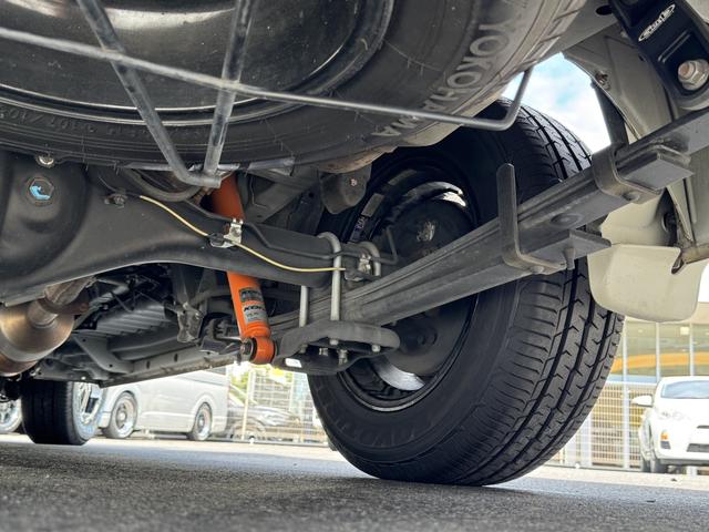 ハイエースバン スーパーＧＬ　ダークプライム　４ＷＤ／１６インチアルミホイール／ベッドキット／社外足廻り／ＧＲ８センターコンソール／フロントエアロ／純正ナビ（33枚目）