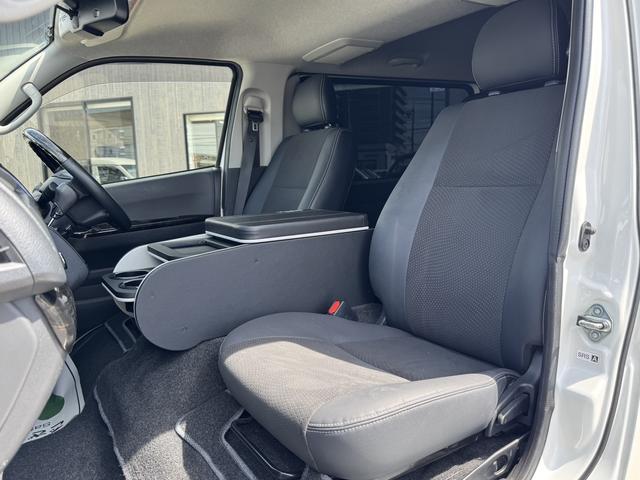 ハイエースバン スーパーＧＬ　ダークプライム　４ＷＤ／１６インチアルミホイール／ベッドキット／社外足廻り／ＧＲ８センターコンソール／フロントエアロ／純正ナビ（35枚目）