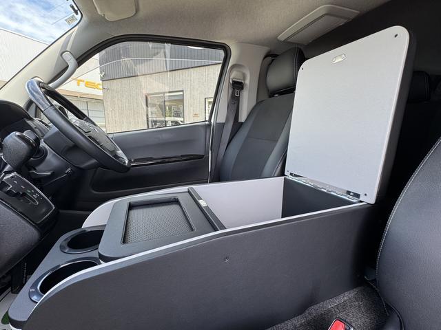 ハイエースバン スーパーＧＬ　ダークプライム　４ＷＤ／１６インチアルミホイール／ベッドキット／社外足廻り／ＧＲ８センターコンソール／フロントエアロ／純正ナビ（38枚目）