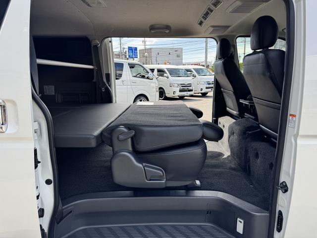 ハイエースバン スーパーＧＬ　ダークプライム　４ＷＤ／１６インチアルミホイール／ベッドキット／社外足廻り／ＧＲ８センターコンソール／フロントエアロ／純正ナビ（51枚目）