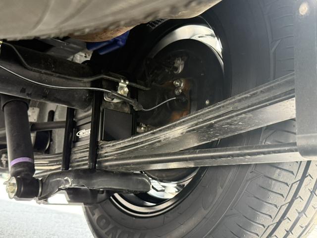 ハイエースバン スーパーGL ダークプライムII ローダウン/16インチアルミ/フロントエアロ/ベッドキット/衝突軽減ブレーキ/純正ナビ/小窓付きスライドドア(32枚目)