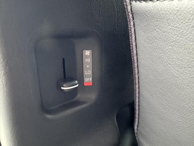 ハイエースバン スーパーGL ダークプライムII ローダウン/16インチアルミ/フロントエアロ/ベッドキット/衝突軽減ブレーキ/純正ナビ/小窓付きスライドドア(57枚目)