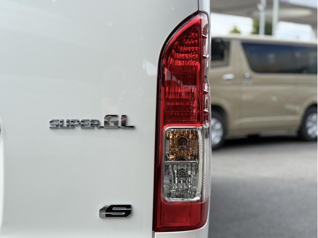 ハイエースバン ロングスーパーGL ダークプライムS 新車未登録/4WD/20周年記念/16インチアルミ/アルパインディスプレイオーディオ/ベッドキット/床張りキット/フロントエアロ/GRマッドフラップ/両側電動スライドドア/キャンピングカー(28枚目)