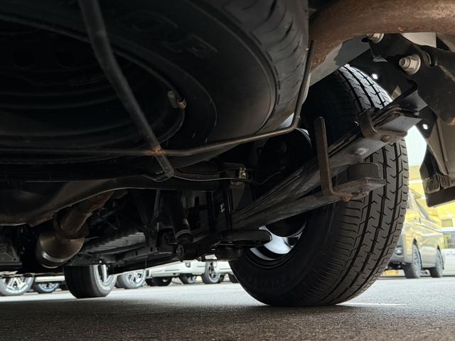 ハイエースバン スーパーGL ダークプライムII 寒冷地仕様/ローダウン/アルパイン後席モニター/ベッドキット/モデリスタフルエアロ/17インチアルミ /(30枚目)