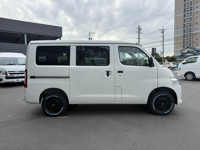 タウンエースバン ＧＬ　登録済未使用車／４ＷＤ／ＢＯＸベッドキット／シートカバー／１４インチアルミ／カーゴマット／衝突軽減ブレーキ／コーナーセンサー／アイドリングストップ／キーレスエントリー／キャンピングカー（18枚目）