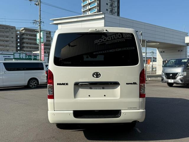 ハイエースバン スーパーＧＬ　ダークプライムＩＩ　１６ｉｎアルミ／フロントエアロ／ＧＲ８センターコンソール／ＴＲＤマッドフラップ／純正７インチナビ／ＥＴＣ２．０／パノラミックビューモニター／デジタルインナーミラー／衝突軽減ブレーキ／小窓付スライドドア（17枚目）