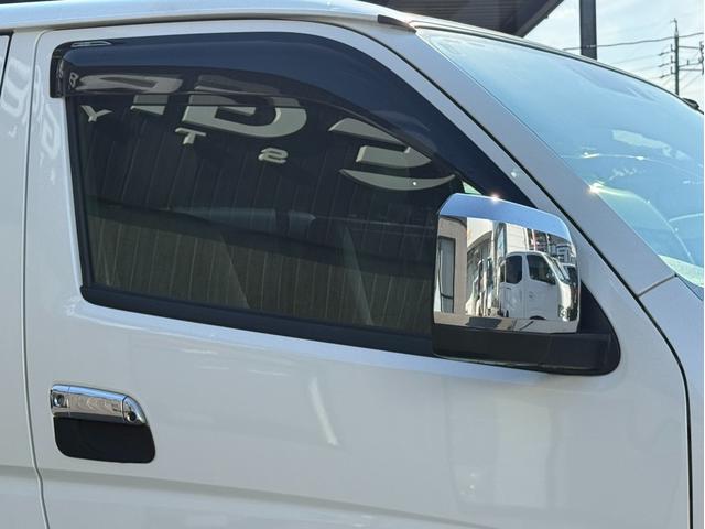 ハイエースバン スーパーＧＬ　ダークプライムＩＩ　１６ｉｎアルミ／フロントエアロ／ＧＲ８センターコンソール／ＴＲＤマッドフラップ／純正７インチナビ／ＥＴＣ２．０／パノラミックビューモニター／デジタルインナーミラー／衝突軽減ブレーキ／小窓付スライドドア（29枚目）