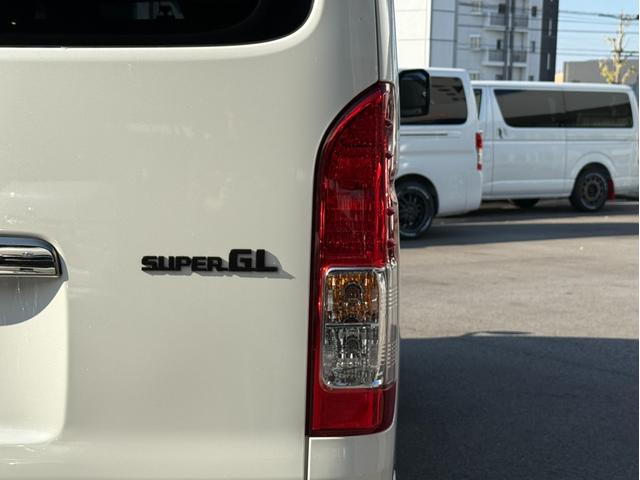 ハイエースバン スーパーＧＬ　ダークプライムＩＩ　１６ｉｎアルミ／フロントエアロ／ＧＲ８センターコンソール／ＴＲＤマッドフラップ／純正７インチナビ／ＥＴＣ２．０／パノラミックビューモニター／デジタルインナーミラー／衝突軽減ブレーキ／小窓付スライドドア（31枚目）
