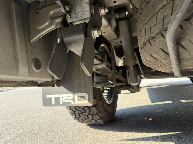 ハイエースバン スーパーＧＬ　ダークプライムＩＩ　１６ｉｎアルミ／フロントエアロ／ＧＲ８センターコンソール／ＴＲＤマッドフラップ／純正７インチナビ／ＥＴＣ２．０／パノラミックビューモニター／デジタルインナーミラー／衝突軽減ブレーキ／小窓付スライドドア（32枚目）