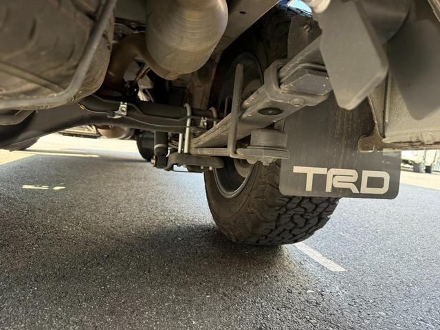 ハイエースバン スーパーＧＬ　ダークプライムＩＩ　１６ｉｎアルミ／フロントエアロ／ＧＲ８センターコンソール／ＴＲＤマッドフラップ／純正７インチナビ／ＥＴＣ２．０／パノラミックビューモニター／デジタルインナーミラー／衝突軽減ブレーキ／小窓付スライドドア（33枚目）