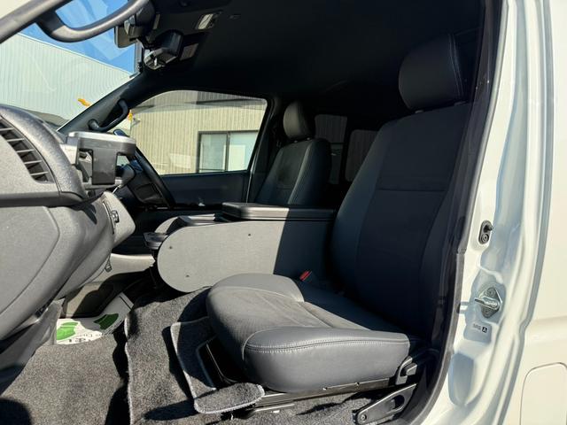 ハイエースバン スーパーＧＬ　ダークプライムＩＩ　１６ｉｎアルミ／フロントエアロ／ＧＲ８センターコンソール／ＴＲＤマッドフラップ／純正７インチナビ／ＥＴＣ２．０／パノラミックビューモニター／デジタルインナーミラー／衝突軽減ブレーキ／小窓付スライドドア（34枚目）