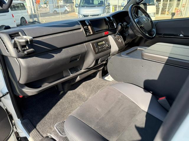 ハイエースバン スーパーＧＬ　ダークプライムＩＩ　１６ｉｎアルミ／フロントエアロ／ＧＲ８センターコンソール／ＴＲＤマッドフラップ／純正７インチナビ／ＥＴＣ２．０／パノラミックビューモニター／デジタルインナーミラー／衝突軽減ブレーキ／小窓付スライドドア（35枚目）