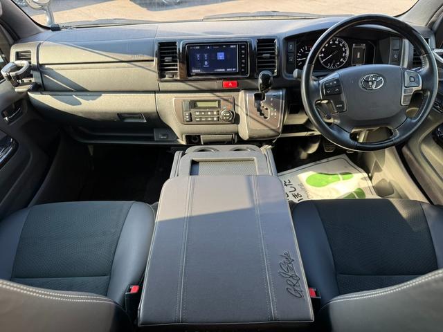 ハイエースバン スーパーＧＬ　ダークプライムＩＩ　１６ｉｎアルミ／フロントエアロ／ＧＲ８センターコンソール／ＴＲＤマッドフラップ／純正７インチナビ／ＥＴＣ２．０／パノラミックビューモニター／デジタルインナーミラー／衝突軽減ブレーキ／小窓付スライドドア（47枚目）