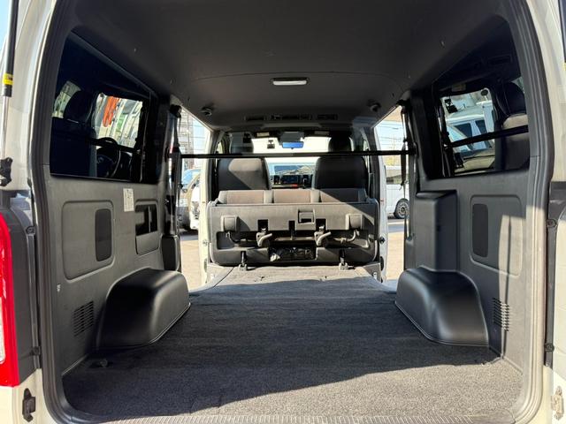 ハイエースバン スーパーＧＬ　ダークプライムＩＩ　１６ｉｎアルミ／フロントエアロ／ＧＲ８センターコンソール／ＴＲＤマッドフラップ／純正７インチナビ／ＥＴＣ２．０／パノラミックビューモニター／デジタルインナーミラー／衝突軽減ブレーキ／小窓付スライドドア（52枚目）