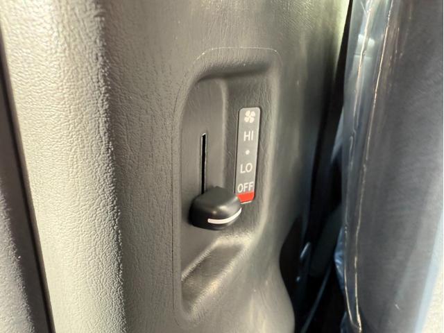 ハイエースワゴン ＧＬ　４列１０人乗り／１５インチアルミホイール／パノラミックビューモニター／デジタルインナーミラー／衝突軽減ブレーキ／片側電動スライドドア／ＡＣ１００Ｖ／ＬＥＤヘッドライト／スマートキー／プッシュスタート（49枚目）