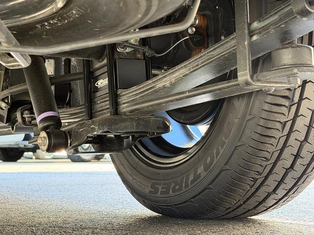 ハイエースバン スーパーGL ダークプライムII バッドフェイス/essex17インチAW/純正ナビ/パノラミックビューモニター/TSS/パワースライドドア/ローダウン/床張り/ベッドキット/キャンピングカー(30枚目)