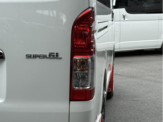 ハイエースバン スーパーＧＬ　ダークプライムＩＩ　寒冷地仕様／４ＷＤ／１６インチアルミホイール／ＴＲＤマッドフラップ／ベットキット／床張りキット／フロントエアロ（24枚目）