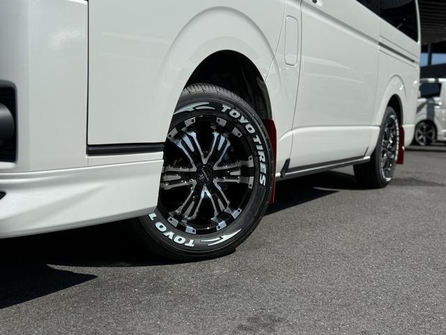 ハイエースバン スーパーＧＬ　ダークプライムＩＩ　寒冷地仕様／４ＷＤ／１６インチアルミホイール／ＴＲＤマッドフラップ／ベットキット／床張りキット／フロントエアロ（27枚目）